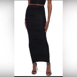 Good American Super Stretch Ruched Maxi Skirt in Black